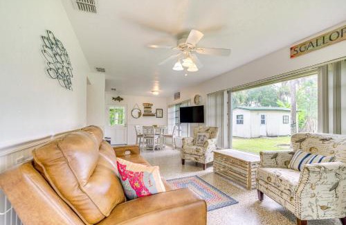 Yankeetown House | Sunny Home in Yankeetown with Lanai and Backyard!