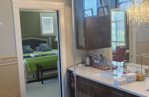Surrey Bed & Breakfast | Sunny Island by White Rock B&B
