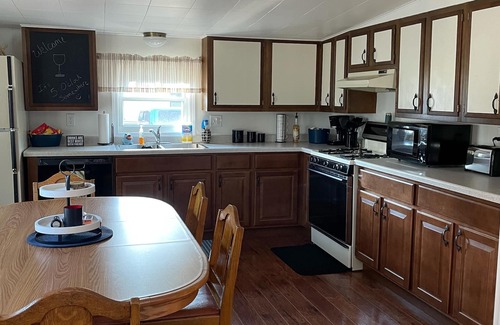 New Lisbon Cottage | Sunny Lane Cottage - Walk to Castle Rock Lake!