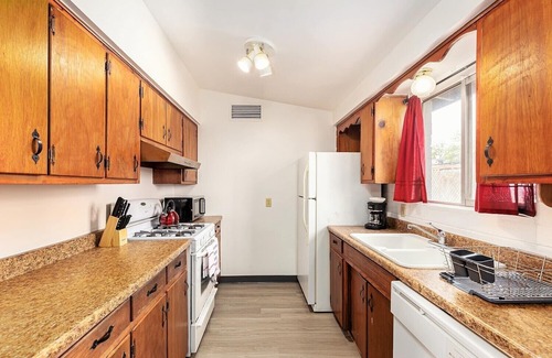 Midtown Apartment | Sunny Modern 2BR Townhome in Tucson | Laundry
