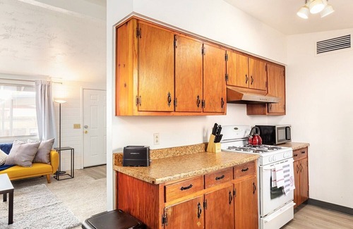 Midtown Apartment | Sunny Modern 2BR Townhome in Tucson | Laundry