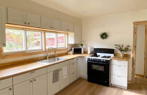 Lewis Cottage | Sunny Modern Cottage by the River