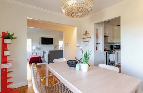 Glen Highlands House | Sunny Montclair Retreat: Charming 3 Bedroom Home.nn