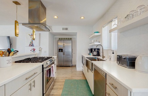 Palm Desert Condo | Sunny Mountain-View Retreat with Pool, Golf, and Tasty Eats Just Steps Away