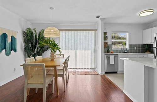 Anona House | Sunny Palm Cottage | Hot Tub | 10 Min to Beach!