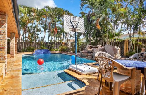 Sunrise House | Sunny Paradise w Saltwater Pool Hot Tub Grill Sunrise