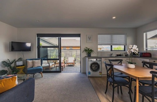 Lake Hayes House | Sunny Queenstown Cottage in Shotover Country