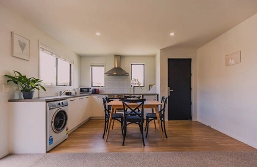 Lake Hayes House | Sunny Queenstown Cottage in Shotover Country