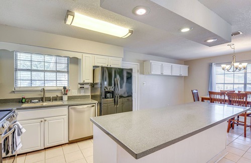 Wright House | Sunny Retreat w/Hot Tub in Fort Walton Beach!
