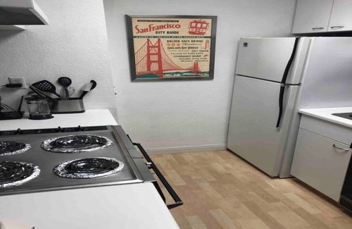 Rincon Hill Apartment | Sunny San Francisco Studio with door attendant and amenities