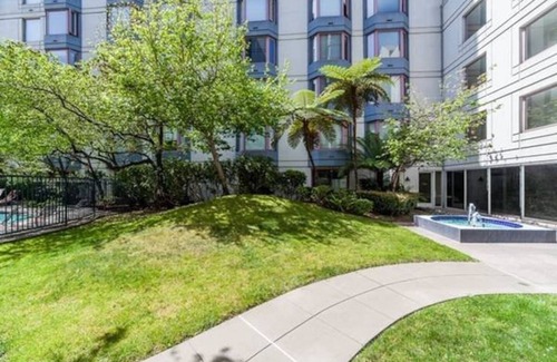 Rincon Hill Apartment | Sunny San Francisco Studio with door attendant and amenities