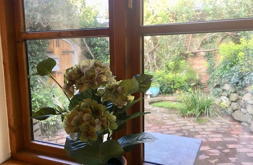 Alphington House | Sunny Secret Garden 3 bed Cottage Near Exeter. Village Location