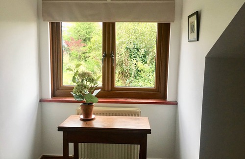 Alphington House | Sunny Secret Garden 3 bed Cottage Near Exeter. Village Location