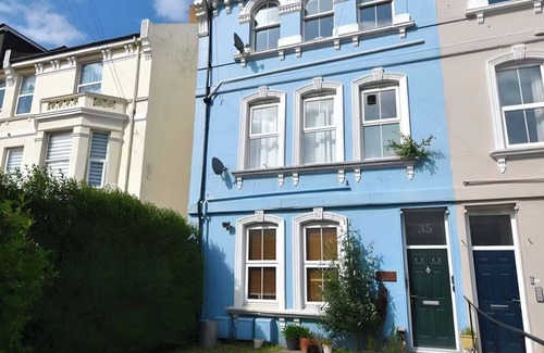 St Leonards-On-Sea Apartment | Sunny & Serene St. Leonards Retreat by Alexandra Park, Spacious Kitchen + Island