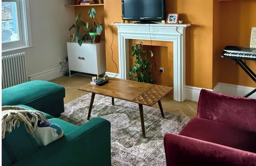 St Leonards-On-Sea Apartment | Sunny & Serene St. Leonards Retreat by Alexandra Park, Spacious Kitchen + Island