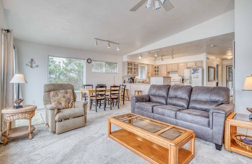 Bayshore House | Sunny Single-Level with Bridge and Bay Views in Bayshore, Beach and Pool Access!
