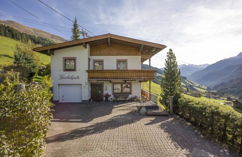 Vorderlanersbach Apartment | Sunny south-facing slope, detached, directly at the ski area Zillertal 3000, W-LAN