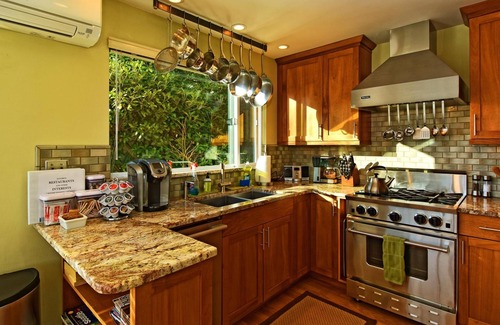 Lower Queen Anne Condo | SUNNY & SPACIOUS 2BD CONDO - AC - GAS FIREPLACE - 5 STAR RATINGS
