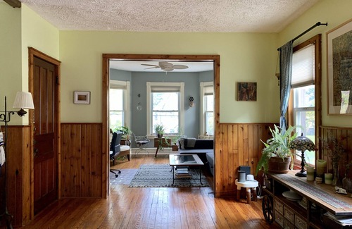 Stockade Historic District Apartment | Sunny Spacious 2nd Fl home near Union College, Proctors, Ellis
