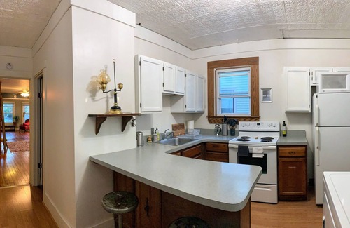 Stockade Historic District Apartment | Sunny & spacious pied-á-terre by Union College & Proctors Theater!