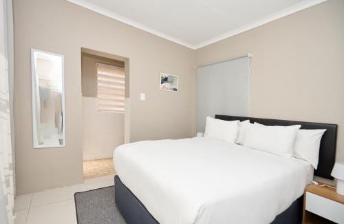 Waterkloof Glen Villa | Sunny villa with pool and garden