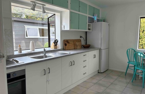 Blackpool House | Sunny Waiheke Home near 3 beaches and Oneroa Village