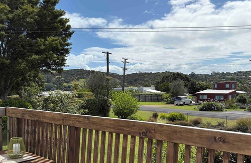 Blackpool House | Sunny Waiheke Home near 3 beaches and Oneroa Village