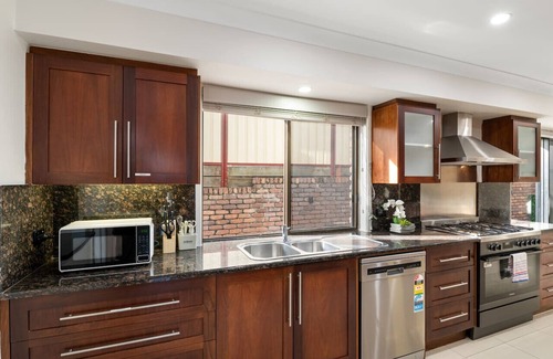 Sunnybank Hills House | Sunnybank Hills Retreat 6 Beds Near Market Square