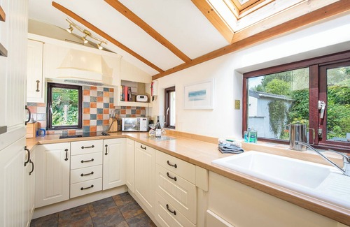 Manorbier Cottage | Sunnybank, holiday property Manorbier, Sleeps 6, 3 bedrooms, bathrooms