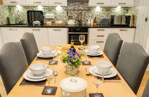 Holmfirth Cottage | SUNNYSIDE VILLA, pet friendly, with open fire in Holmfirth