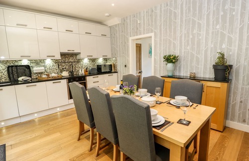 Holmfirth Cottage | SUNNYSIDE VILLA, pet friendly, with open fire in Holmfirth