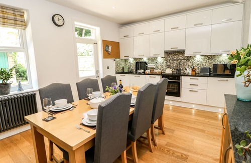 Holmfirth Cottage | SUNNYSIDE VILLA, pet friendly, with open fire in Holmfirth