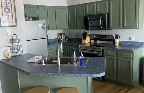 St. Albans House | Sunrise Lake House, Comfort-Hot Tub-Beach!