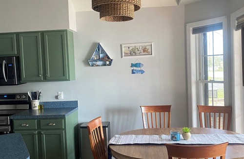 St. Albans House | Sunrise Lake House, Comfort-Hot Tub-Beach!