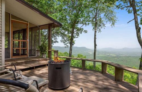 Jasper House | Sunrise Mountain Retreat-Summer Getaway in Jasper with a Hot Tub
