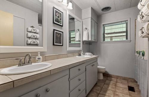 Jasper House | Sunrise Mountain Retreat-Summer Getaway in Jasper with a Hot Tub