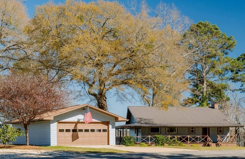 Abbeville House | Sunrise Retreat, Sunrise Retreat- Lakefront Getaway on Lake Eufaula