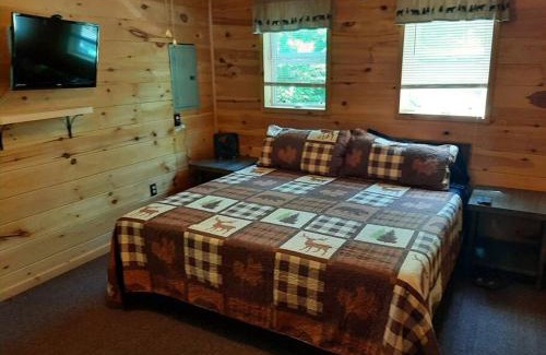 East Corinth House | Sunrise Views Cabin with King Bed, Bar & Game Room