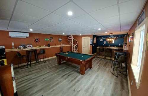East Corinth House | Sunrise Views Cabin with King Bed, Bar & Game Room