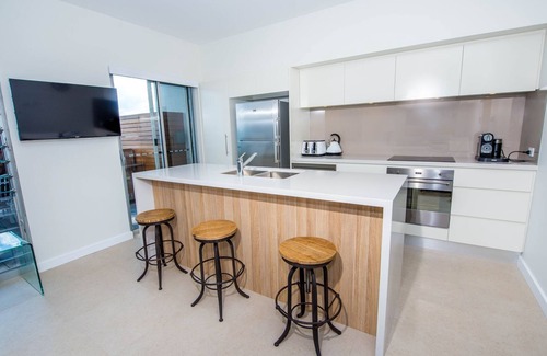 Corlette Apartment | 'Sunset@Corlette' *2 SUPs 2 Kayaks* WATERFRONT ACCOMMODATION Port Stephens