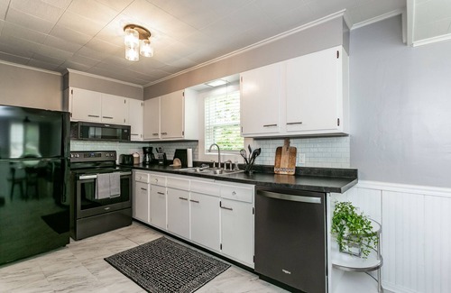 Glen Carbon Cottage | Sunset Cottage - Entire home downtown Glen Carbon