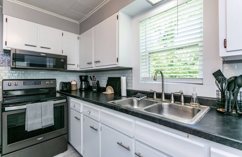 Glen Carbon Cottage | Sunset Cottage - Entire home downtown Glen Carbon