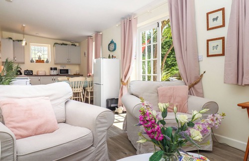 Swimbridge Cottage | SUNSET COTTAGE, romantic, with hot tub in Barnstaple