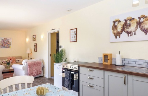 Swimbridge Cottage | SUNSET COTTAGE, romantic, with hot tub in Barnstaple