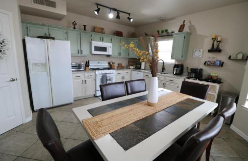 El Paso House | Sunset Escape & Basketball Court