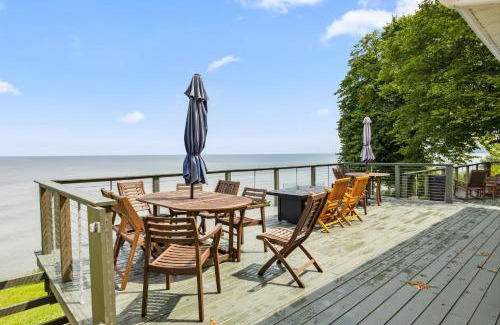 Geneva House | Sunset Haven - Lakeside Retreat in GOTL