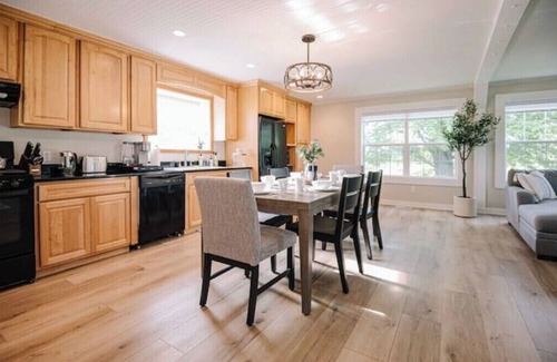 Knox House | Sunset Heaven Retreat 5 min from Bass Lake.