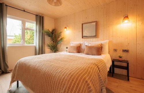Christchurch Apartment | Sunset Lodge, River View & Log Burner