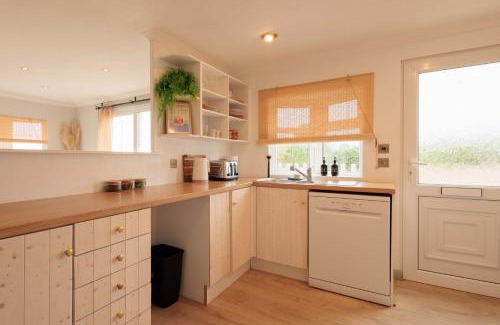 Christchurch Apartment | Sunset Lodge, River View & Log Burner