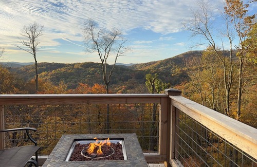Wolf Laurel Cabin | Sunset Mtn View*Massage Chair*Hot Tub*Game Rm*Hiking*near Hatley Pointe*Fire Pit